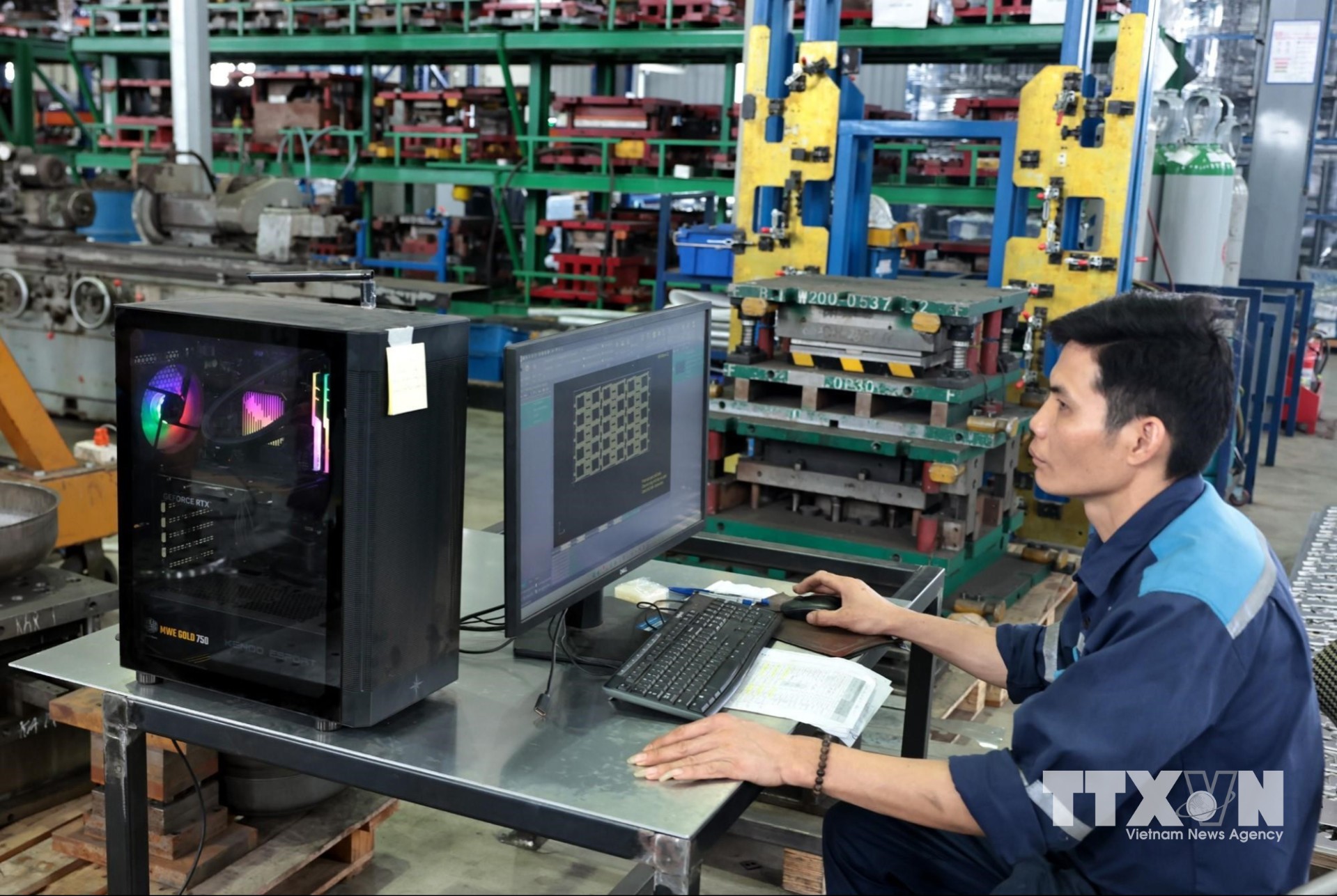 Lập trình cho máy cắt thép tấm bằng công nghệ lazer. (Ảnh: Trần Việt/TTXVN)